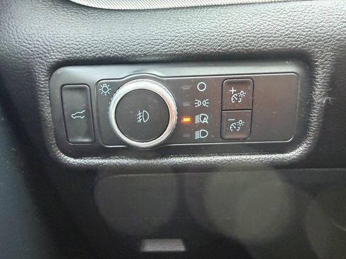 Used 2021 Ford Explorer XLT w/ Equipment Group 202A AWD/4WD image 17
