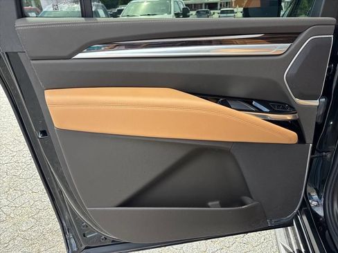 Used 2025 Cadillac Escalade ESV Premium Luxury w/ LPO, Floor Liner Package AWD/4WD image 17