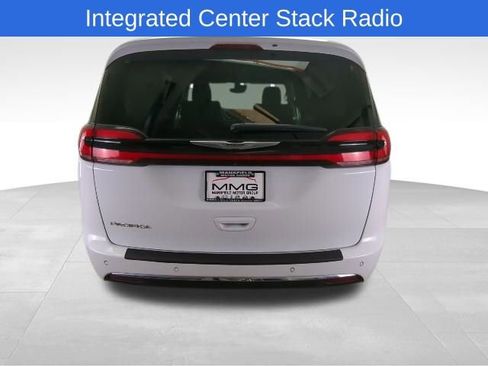 Used 2024 Chrysler Pacifica Touring-L FWD image 5