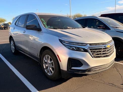 Used 2022 Chevrolet Equinox LS w/ LS Convenience Package image 2