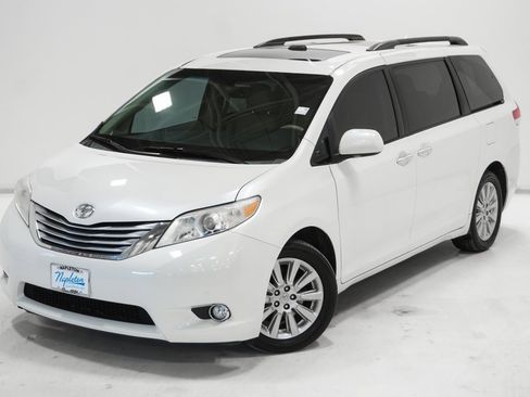 Used 2011 Toyota Sienna Limited w/ Premium Pkg image 2