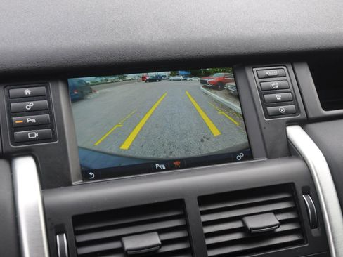 Used 2017 Land Rover Discovery Sport SE image 16