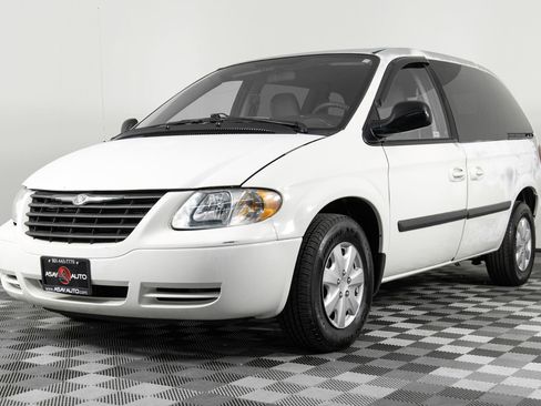 Used 2006 Chrysler Town & Country LX image 2