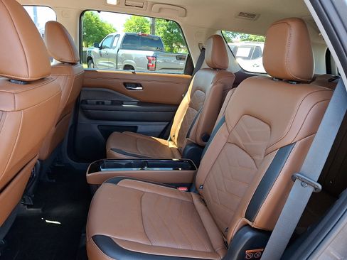 Certified 2023 Nissan Pathfinder Platinum AWD/4WD image 12
