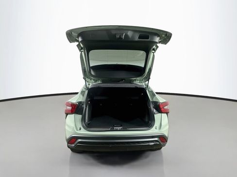 Used 2024 Chevrolet Trax RS w/ Sunroof Package FWD image 35