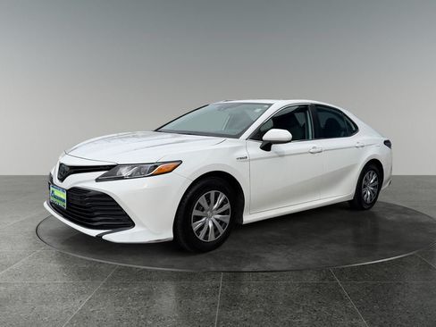 Used 2020 Toyota Camry LE FWD image 3