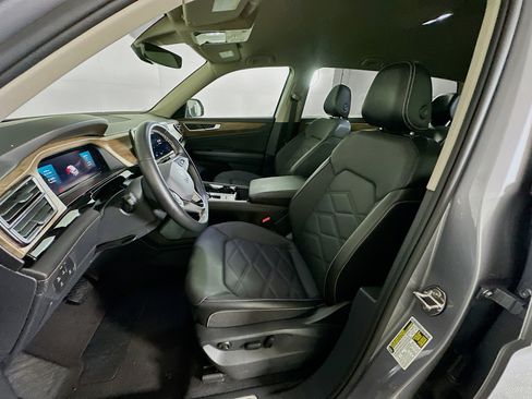 Used 2025 Volkswagen Atlas SE image 13