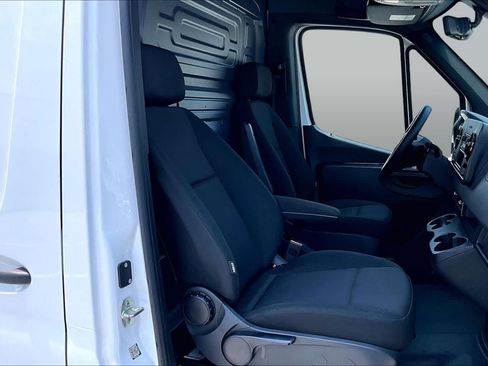 Used 2025 Mercedes-Benz Sprinter 2500 image 9