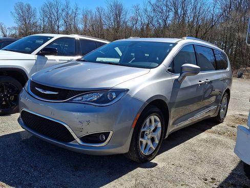 Used 2018 Chrysler Pacifica Touring-L Plus w/ Tire & Wheel Group image 4