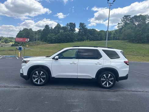 Used 2023 Honda Pilot Touring image 5