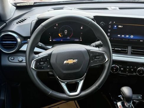Certified 2025 Chevrolet Trax LT w/ Driver Confidence Package FWD image 19