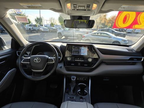 Used 2022 Toyota Highlander XLE image 6