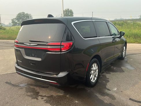 Used 2023 Chrysler Pacifica Touring-L FWD image 5