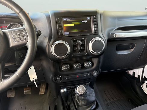 Used 2014 Jeep Wrangler Unlimited Sahara w/ Dual Top Group AWD/4WD image 25