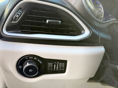 Used 2022 Chrysler Pacifica Touring-L FWD image 20