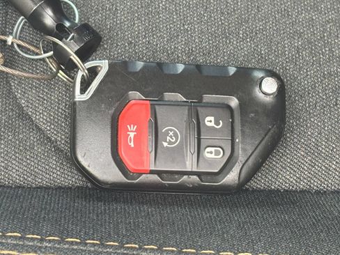 Used 2025 Jeep Wrangler Unlimited Sahara AWD/4WD image 24