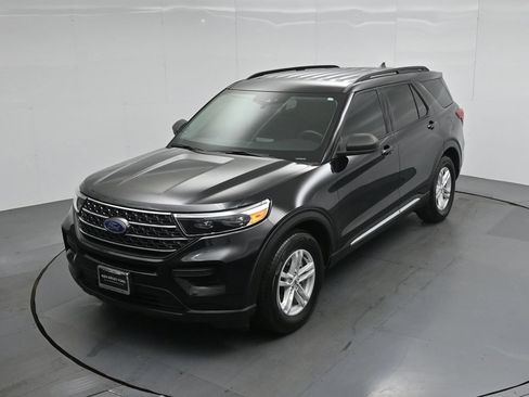 Certified 2024 Ford Explorer XLT RWD image 30