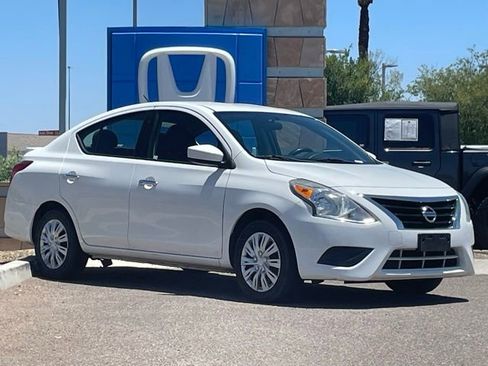 Used 2016 Nissan Versa SV FWD image 3