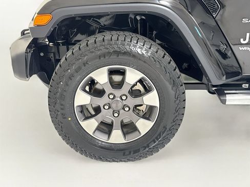 Used 2018 Jeep Wrangler Unlimited Sahara AWD/4WD image 32