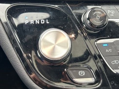 Used 2018 Chrysler Pacifica Limited image 20