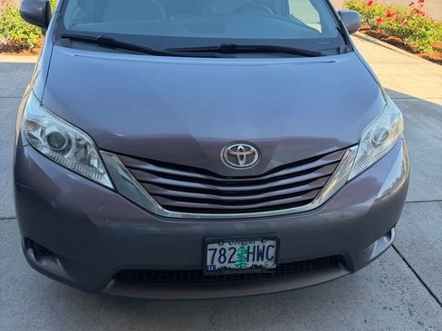 Used 2015 Toyota Sienna LE FWD image 4