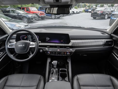 Used 2024 Kia Telluride EX w/ EX Captain's Chair Package image 2