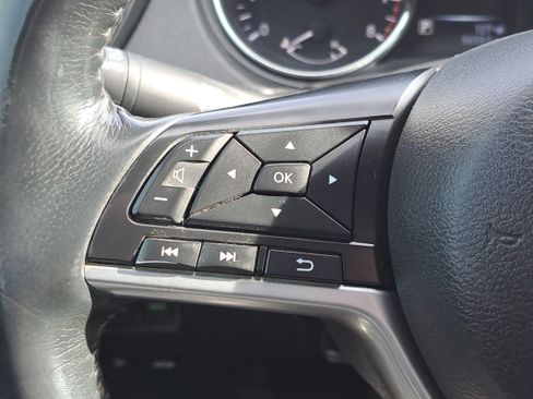 Used 2017 Nissan Rogue SV w/ SV Premium Package image 23