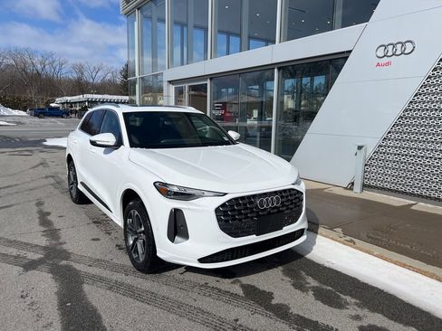 Used 2025 Audi Q5 Premium w/ Convenience Package image 2