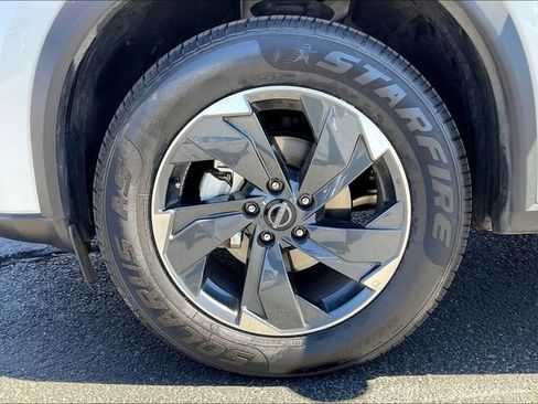 Used 2025 Nissan Rogue SV image 8