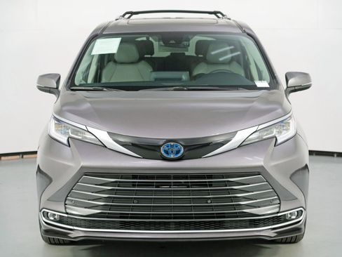 Used 2024 Toyota Sienna Limited image 51