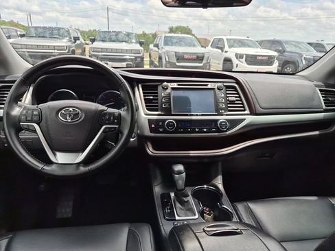 Used 2017 Toyota Highlander XLE FWD image 30