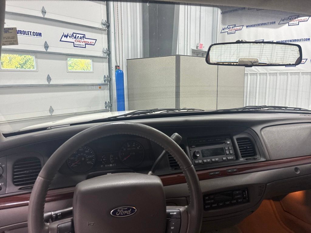 Used 2011 Ford Crown Victoria LX w/ Comfort Appearance Pkg RWD image 2