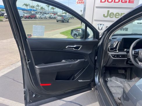 Used 2025 Kia Sportage LX image 17