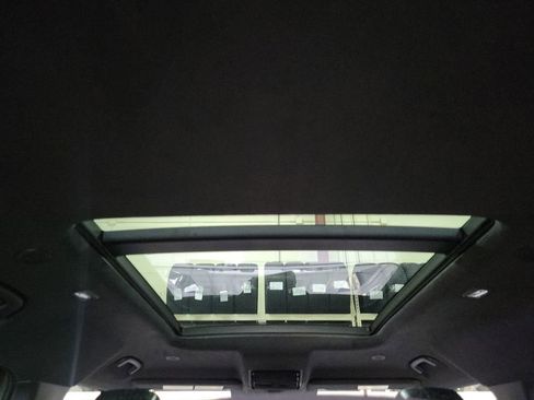 Used 2025 Land Rover Defender 110 image 27