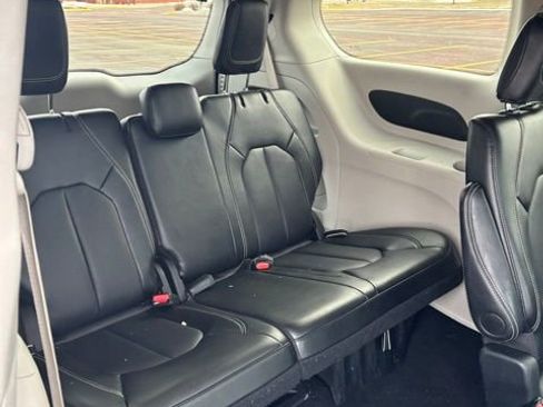 Used 2024 Chrysler Pacifica Touring-L FWD image 20