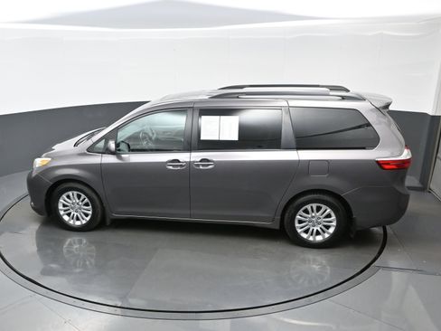 Used 2017 Toyota Sienna Limited Premium image 35