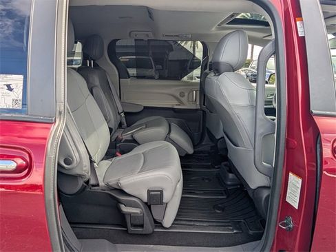 Used 2024 Toyota Sienna Limited image 15
