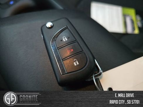 Used 2022 Toyota C-HR XLE image 28