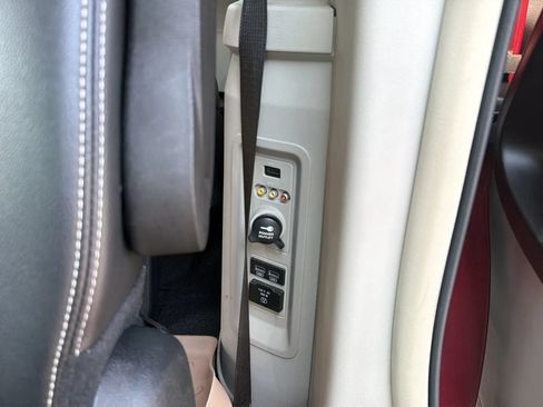 Used 2014 Chrysler Town & Country Touring FWD image 19