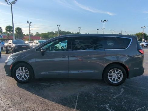 Used 2025 Chrysler Pacifica Select FWD image 7