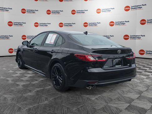 Used 2025 Toyota Camry SE FWD image 5