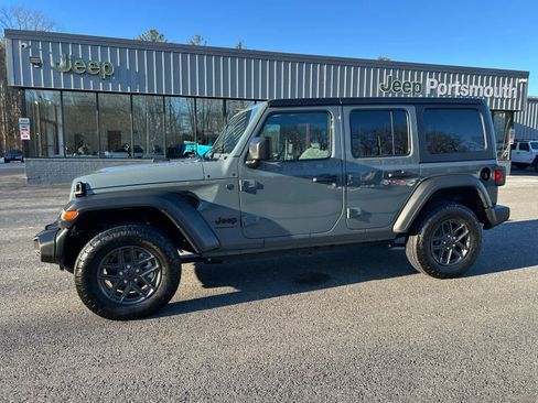 Used 2025 Jeep Wrangler Sport S image 17