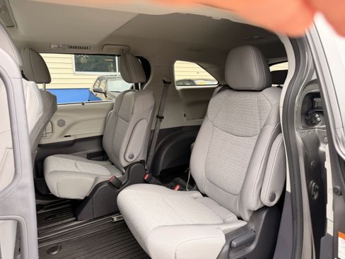 Used 2024 Toyota Sienna LE w/ LE Plus Package AWD/4WD image 27