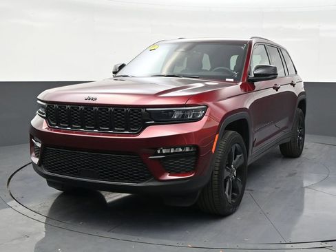 Used 2025 Jeep Grand Cherokee Limited w/ Black Appearance Package RWD image 8