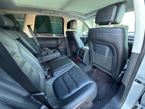 Used 2016 Volkswagen Touareg Sport image 39