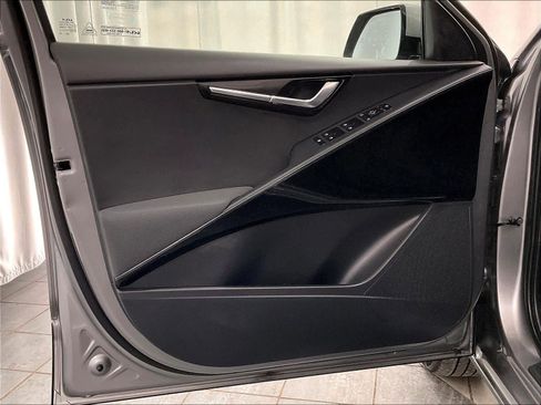 Used 2023 Kia Niro EX Touring image 9