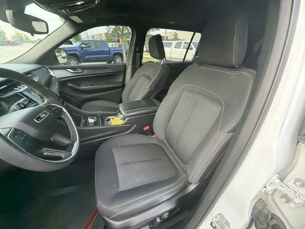 Used 2024 Jeep Grand Cherokee L Laredo w/ Luxury Tech Group I RWD image 8
