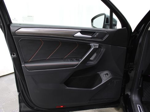 Used 2024 Volkswagen Tiguan SE image 6