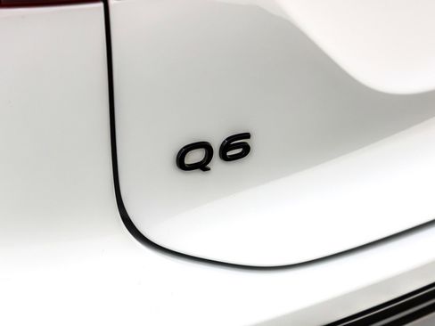 Used 2025 Audi Q6 e-tron Premium w/ Convenience Package image 10