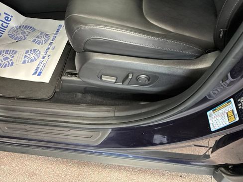 Used 2023 Kia Carnival LX FWD image 11
